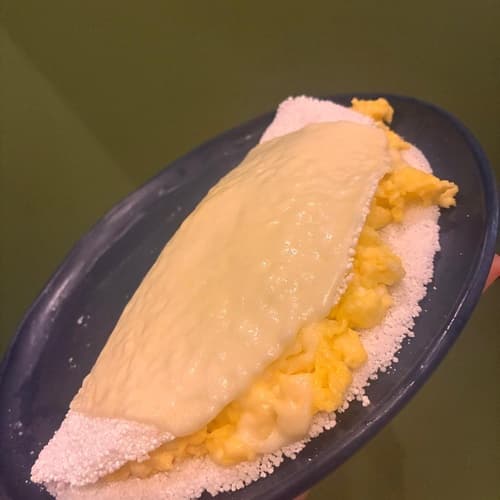 Tapioca de Ovos Mexidos e Queijo