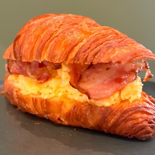 Croissant com Ovos mexidos e Bacon
