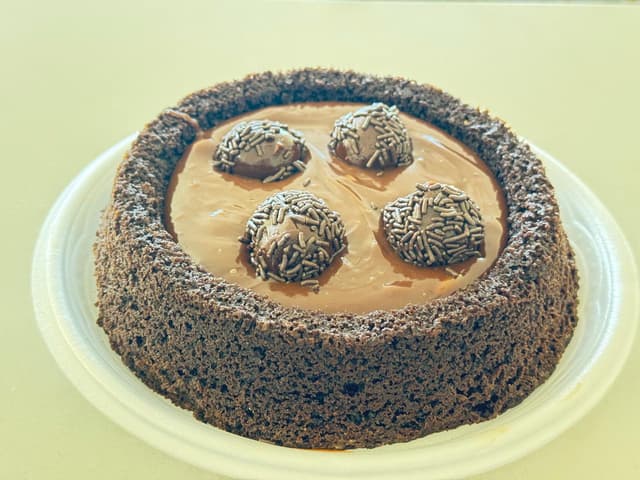 BOLO TRUFADO DE BRIGADEIRO