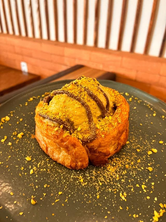 Cinnamon Roll com Nutella e Pistache