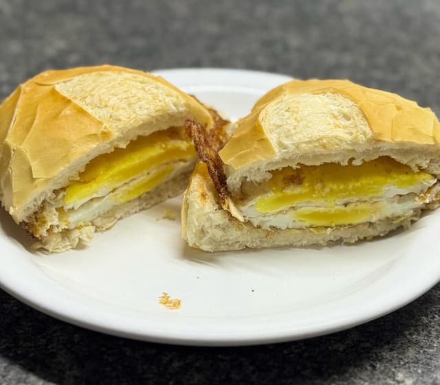 PÃO COM OVO