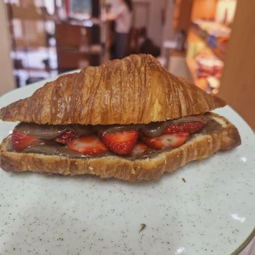 Croissant de Creme de avelã com Morango